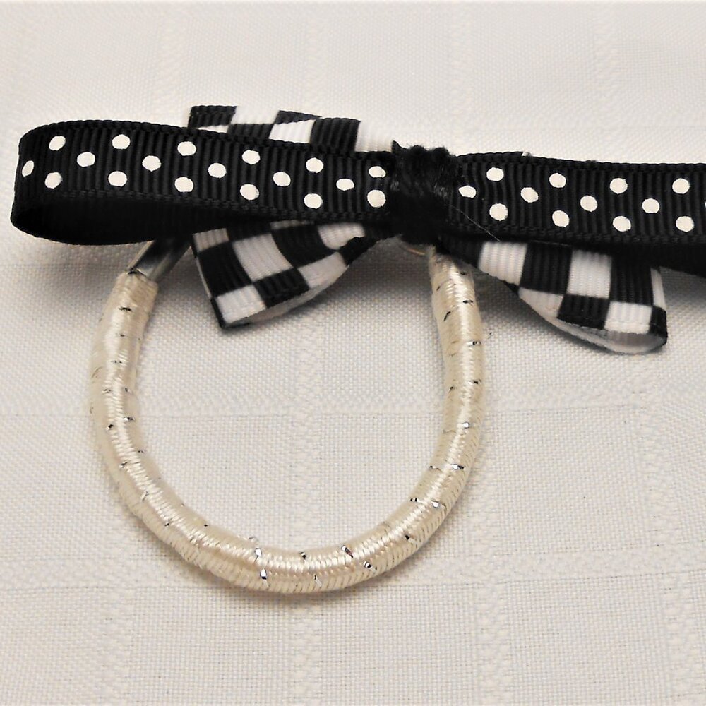 No 7-8 : Two (2) bows on interchangeable rings for hairpins or elastic bands